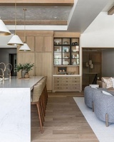 Meubles de cuisine HMR blancs modernes style Shaker sur mesure avec réfrigérateur encastré, plan de travail en marbre, charnières et paniers de tiroir