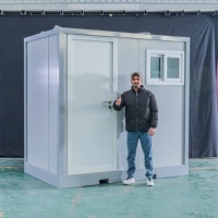Unité de toilettes préfabriquée portable à double compartiment avec portes verrouillables, éclairage et lavabo