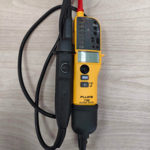 Fluke T130 Two-pole Voltage and <b>Continuity</b> <b>Tester</b>, 12 to 690 V AC/DC second-hand - Product Image 1