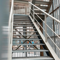 Escalier flottant PRIMA à support invisible : Créez un effet visuel ouvert et minimaliste pour l'intérieur des maisons modernes