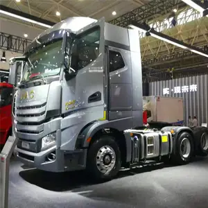 Chine fabricant camions avec grue sitrak utilisé tracteur camion cng ventes en Ukraine