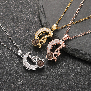 Collar con Colgante de Zirconia en Forma de Luna con Proyección de Foto Personalizada, Joyería de Moda, Te Amo, para Mujer, Fiesta, Oro de 18K - Product Image 4