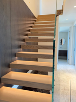 Escalier flottant moderne en bois avec rampe en verre, durable et écologique, escalier intérieur solide au design invisible