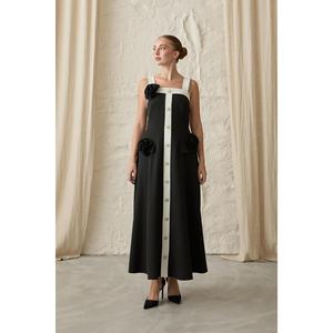 Robe de soirée écologique noire coupe trapèze avec bretelles en satin contrastantes et dos nu, taille naturelle - Product Image 4