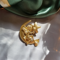 Vente en gros Europe Cupidon Rome Antique Commerce Extérieur Nouveau Créatif Rétro Egypte En Relief Cupidon Or Mat Doux Épinglette Badge
