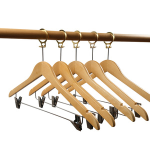 Cintres en bois personnalisés à prix d'usine, cintres <span class=keywords><strong>antivol</strong></span> pour costumes avec pinces métalliques pour la maison et l'hôtel - Product Image 6