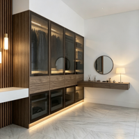Armoire sur mesure en bois massif de luxe moderne pour toute la maison, avec porte vitrée, placard intégré, coiffeuse intégrée et éclairage LED