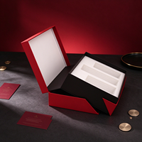 Boîte cadeau rouge personnalisée, boîte rigide magnétique de luxe avec bordure noire et insert en mousse à 3 fentes blanches pour l'emballage de cadeaux d'affaires