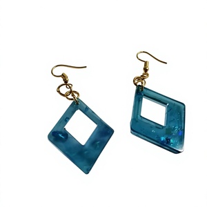 Boucles d'oreilles en résine faites à la main en gros, bijoux en résine colorés personnalisés pour femmes et filles, accessoires de mode élégants et légers - Product Image 1