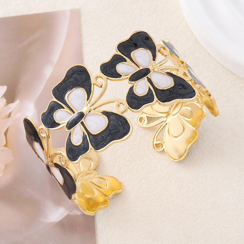 ผีเสื้อสีดำและสีขาว