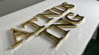 Signalisation avec logo 3D personnalisé en acier inoxydable avec lettre en métal miroir doré pour enseigne commerciale avec nom d'entreprise