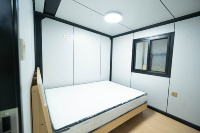 Maison conteneur extensible à double aile avec toit, villa préfabriquée au design personnalisé pour projets hôteliers et résidentiels