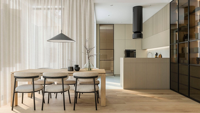 Meuble bar de luxe pour la maison avec étagères en verre, armoire de cuisine en chêne avec panneau Shaker encastré, détail de perles linéaires rondes, cuisine compacte modulaire