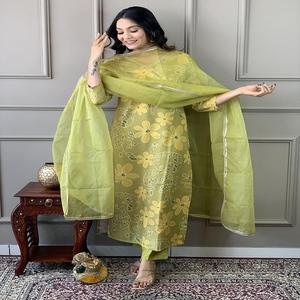 Ensemble de costumes lourds de super qualité avec pantalons assortis et dupatta pour les occasions spéciales. - Product Image 1