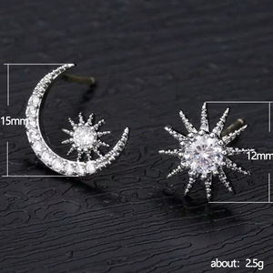 Orecchini a Perno Asimmetrici con Stella e Luna, Cristalli Incastonati, Accessori Celesti per Uso Quotidiano Femminile - Product Image 5