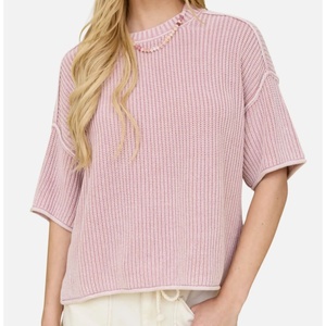Suéter Feminino Cropped de Tricô com Gola Redonda e Manga Curta, Costura Exposta e Textura Waffle - Product Image 1
