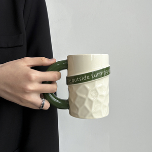 Tasses à café réutilisables BloomSip Nordic Backpack Style en porcelaine de qualité alimentaire 400 ml avec poignée verte bombée, coffret cadeau, vente en gros, personnalisables - Product Image 3