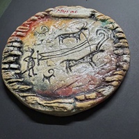 Seidenstraßen-Talisman mit Solar-Gott-Motiv aus Ton, antike heilige Steinkunst für Manifestation & Reinigung, Dekoration für positive Energie.