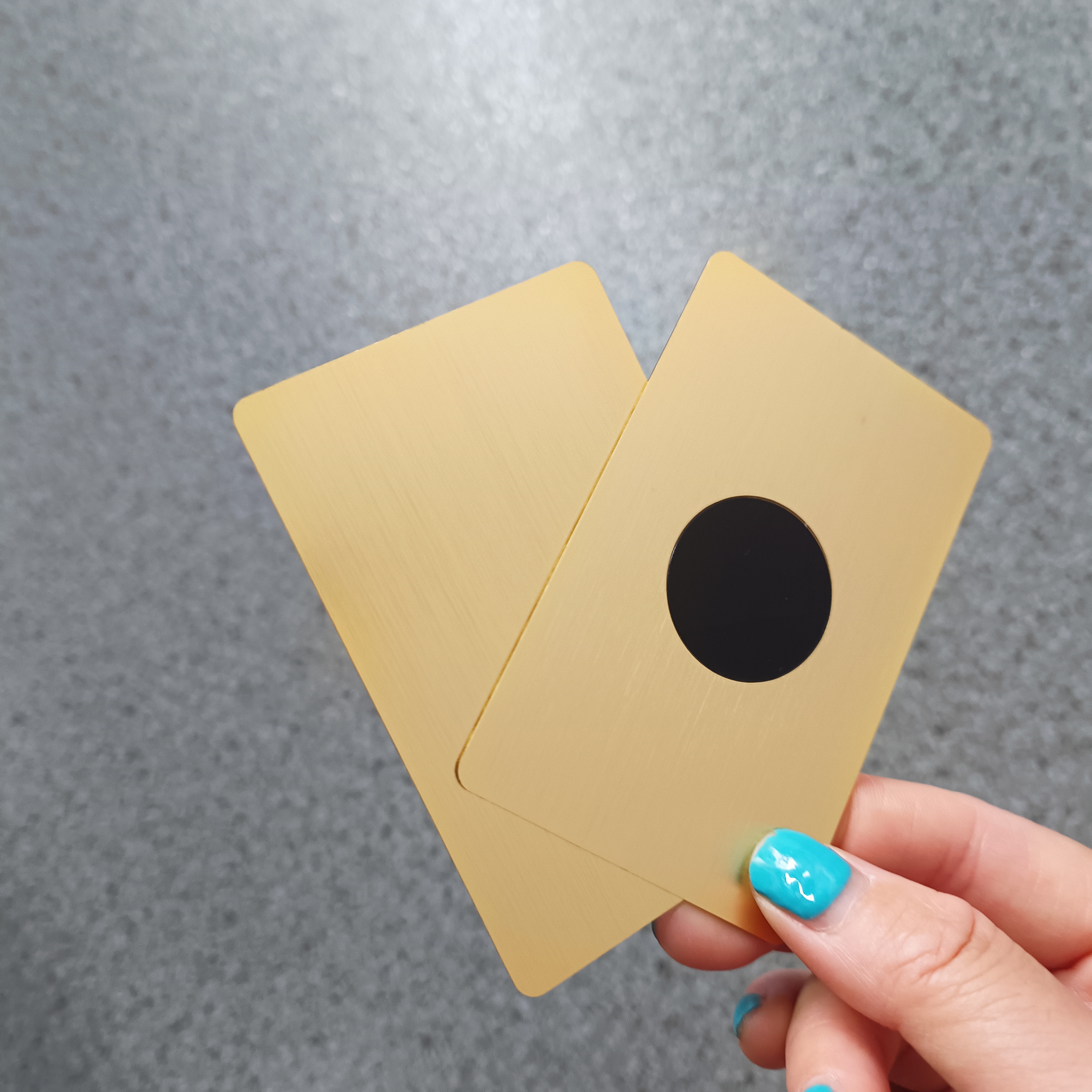 Oro cepillado con forma redonda.