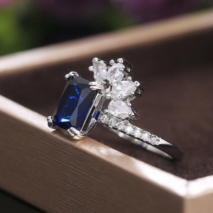 Anello di Lusso Floreale da Donna con Accento Blu, Elegante Gioiello Regolabile in Lega di Rame - Product Image 2