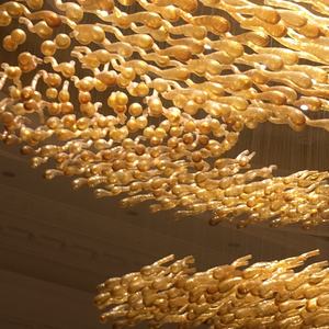 Lámpara colgante de cristal grande de fábrica personalizada, lámparas decorativas de <span class=keywords><strong>escamas</strong></span> de pescado huecas para restaurante, salón de banquetes, decoraciones de Hotel - Product Image 4