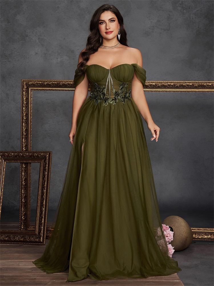 Elegant Plus Size Evening Dress - Boat Neck & Embroidery Elegant Plus Size Evening Dress - Boat Neck & Embroidery