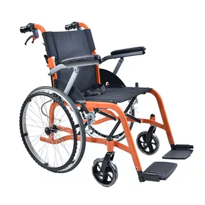 Sedia a rotelle in alluminio bracciolo da tavolo rimovibile nuovo Design sedia a rotelle manuale con sedile morbido pieghevole