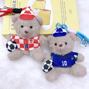 Porte-clés en peluche ours en uniforme de football de haute qualité avec ballon et drapeau national, pendentif ours pour les fans de sport - Product Image 3