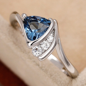 Anello a Fascia Intrecciata a Forma di Triangolo con Design Blu per Donne - Product Image 3