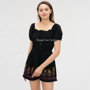 Mono Negro de Cuello Cuadrado de Alta Calidad OEM, Elegante Mono para Mujer con Bordado Floral y Mangas Abullonadas - Product Image 3