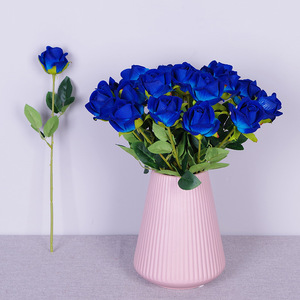 Vente en gros de boutons de roses en velours à tige unique de 38 cm, fleurs artificielles pour bouquets de mariage et arrangements floraux - Product Image 3
