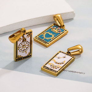 Colgante de Carta del Tarot en Acero Inoxidable con Esmalte y Baño de Oro PVD |   El Mago de la Luna de los Amantes y el Mundo |   Hipoalergénico e Impermeable - Product Image 2