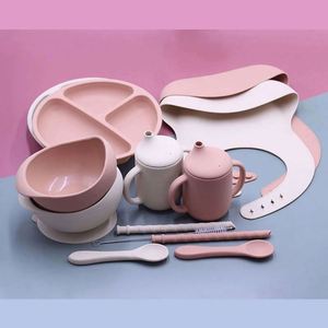 Set de Alimentación para Bebés de Silicona de Grado Alimenticio Libre de BPA, Incluye Tenedor, Cuchara y Baberos con Succión USSE para Niños - Sostenible y Reutilizable - Product Image 4
