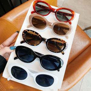 Gafas de Sol Retro 2025 con Logotipo Personalizado, Montura Roja Estilo Ojo de Gato, Protección UV400, Color Jelly, Ovaladas, para Mujer - Product Image 2