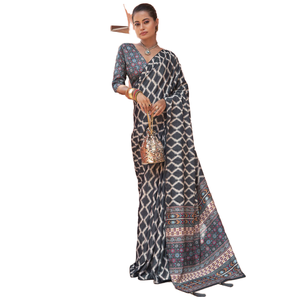 Zeel Clothing Dazzling Black Crepe Sari tradicional con blusa Conjunto sin costuras con estampado digital para mujer - Product Image 1