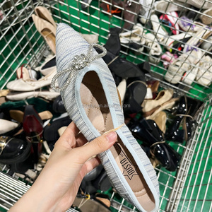 S15 Zapatos <span class=keywords><strong>de</strong></span> moda <span class=keywords><strong>de</strong></span> segunda mano para mujer, sandalias y zapatos <span class=keywords><strong>de</strong></span> tacón <span class=keywords><strong>de</strong></span> marca <span class=keywords><strong>de</strong></span> estilo mixto, en fardos, venta directa <span class=keywords><strong>de</strong></span> fábrica, gran éxito <span class=keywords><strong>de</strong></span> ventas - Product Image 4