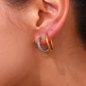 Pendientes de Aro Dobles Olivia de Acero Inoxidable con Baño de Oro PVD de 18K y Circonitas para Mujer |   Impermeable, Hipoalergénico y Resistente a la Decoloración - Product Image 5