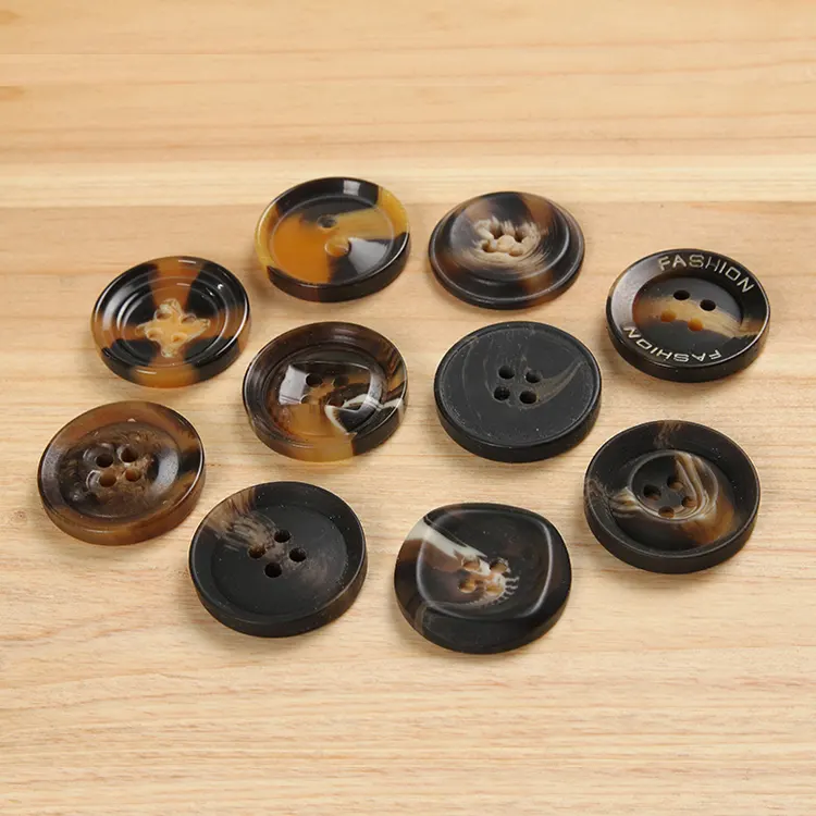 Bocina de imitación hecha a medida, material de resina, cuatro agujeros redondos, diferentes tipos de botones para ropa