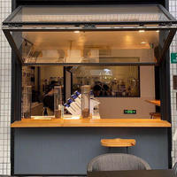 Portes et fenêtres pliantes tendance au design distinctif, gain de place, idéales pour les cafés et les salons de thé.