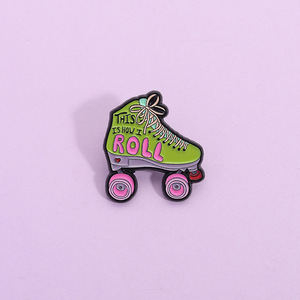Letra con forma de patín de ruedas verde, así es <span class=keywords><strong>como</strong></span> ruedo, venta al por mayor, artesanías de Metal, rodillo de esmalte suave, Pin de solapa de esmalte suave para bolsa - Product Image 1