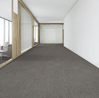 Dalles de moquette carrées modernes et commerciales, résistantes au feu, en nylon, résistantes aux taches, adaptées aux animaux domestiques, antidérapantes, à poils courts, avec dos en PVC pour la maison