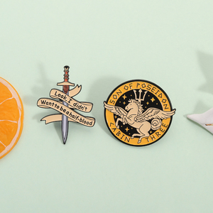 Spilla Smaltata con Logo Camp Half Blood, Tema Spada Fantasy, Distintivo da Bavero, Gioiello Ispirato al <span class=keywords><strong>Film</strong></span>, Regalo all'Ingrosso - Product Image 2