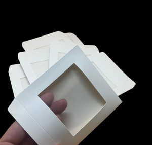 ซองกระดาษการ์ดสีขาว ซองคราฟท์แบบกำหนดเอง ซองรีไซเคิลพร้อมหน้าต่าง PVC สำหรับภาพถ่ายบุคคล ภาพถ่ายพอร์เทรต - Product Image 2