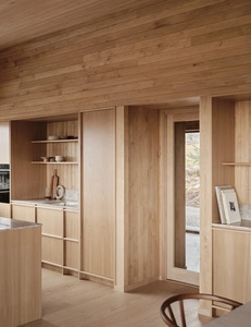 Cuisine et salle à manger en chêne clair avec un ensemble complet d'étagères ouvertes intégrées et un îlot avec table à manger - Product Image 5