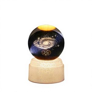 Lampada da Tavolo LED USB con Sfera di Cristallo Incisa in 3D, Base Rotante, Personalizzabile, Regalo Decorativo con Temi Saturno, Luna, Terra, Galassia - Product Image 4