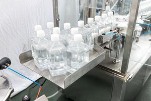 Semi-ropper Glass <span class=keywords><strong>Semin</strong></span> automatique pour bouteilles avec convoyeur Pneumatique plastique bouteille scellage capsuleuse capsulage Machine de remplissage - Product Image 3