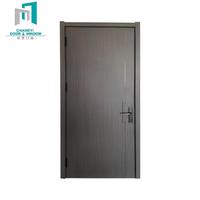 Porte intérieure en bois artisanale avec détails raffinés pour projet d'entrée intérieure de résidence haut de gamme