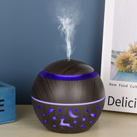 Nouveauté : Humidificateur d'air de voiture 200 ml en forme de champignon avec design creux imitation bois, 7 lumières LED, alimentation USB et diffuseur