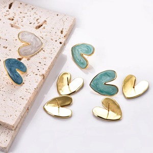 Boucles d'oreilles clous en acier inoxydable avec cœur émaillé blanc, bleu, noir, rose, jaune, plaqué or PVD, étanches, bijoux de mode quotidiens pour femmes - Product Image 5