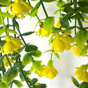 Vignes artificielles d'eucalyptus et de camélia, fleurs en plastique, décoration murale pour la maison, 2 pièces - Product Image 3